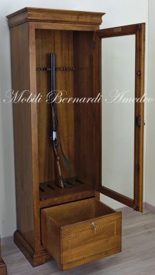 Classic showcase made of solid walnut inspired by the Louis Philippe style with rifle rack